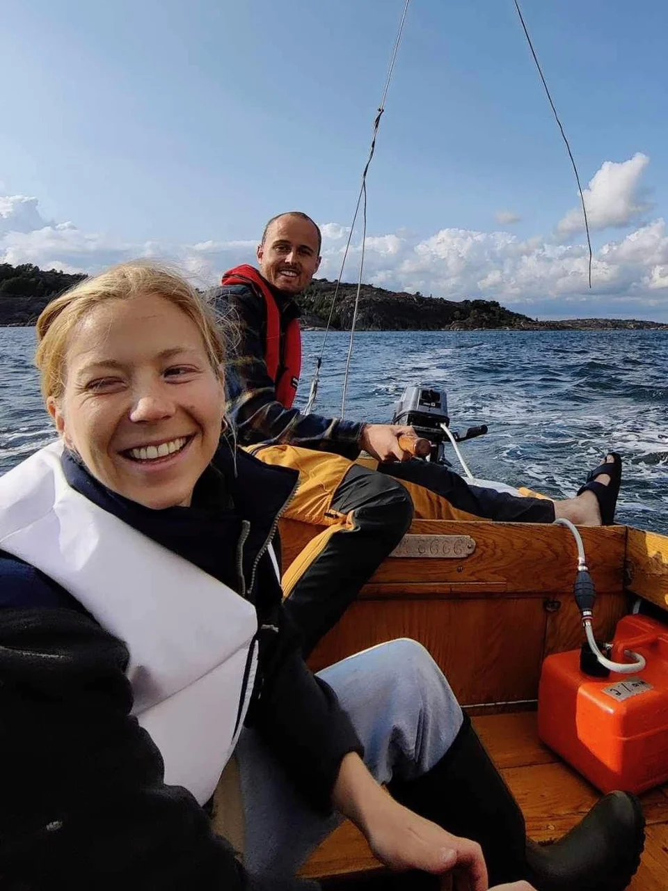 En solig tur i en liten träbåt ute på havet.